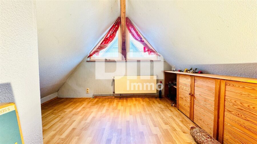 1 - 2 Familienhaus inkl. Anbau BJ 1995 in hervorragender Lage mit Gartenbereich und Nebengebäude - DG - Zimmer 2